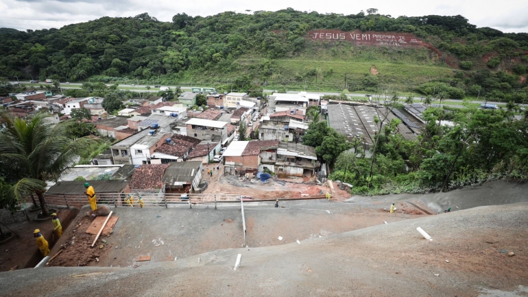 Prefeitura do Recife executa obra de contenção de encosta no Córrego do