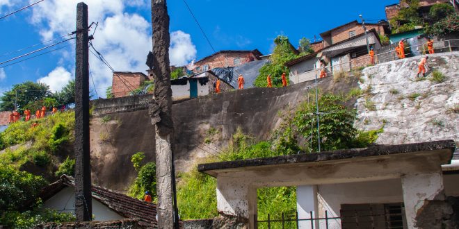 forca-tarefa-da-defesa-civil-atua-com-60-pessoas-em-aguas-compridas