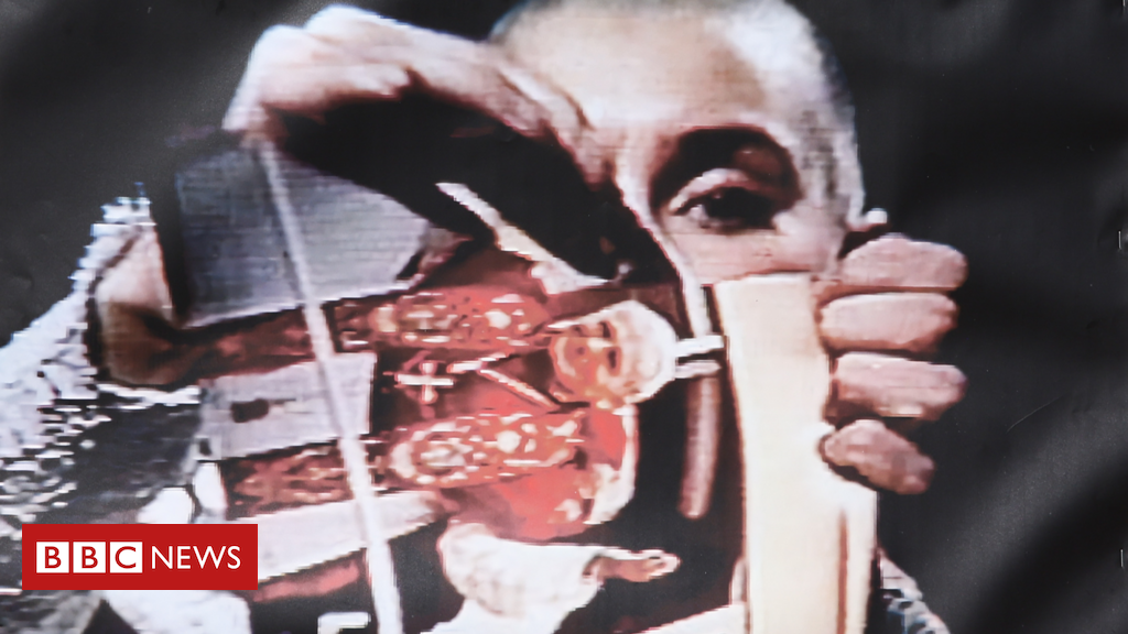 sinead-o’connor:-como-cantora-foi-ordenada-sacerdotisa-e-acabou-se-convertendo-ao-isla-apos-rasgar-foto-do-papa