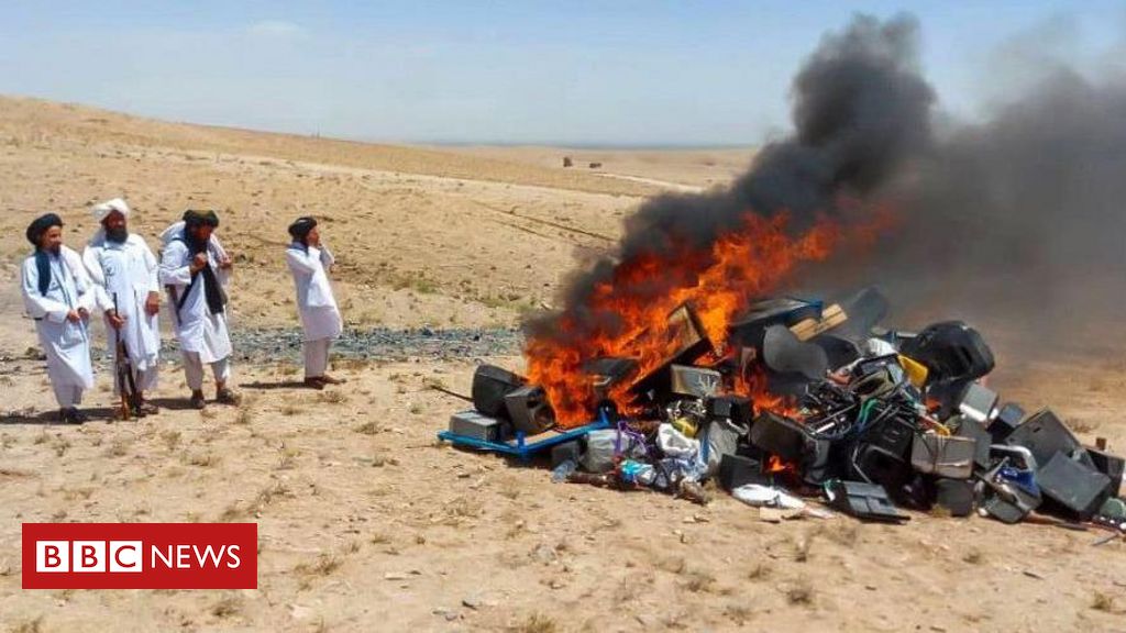 ‘genocidio-cultural’:-a-foto-que-revela-como-taleba-queima-instrumentos-para-que-jovens-‘nao-se-desvirtuem’
