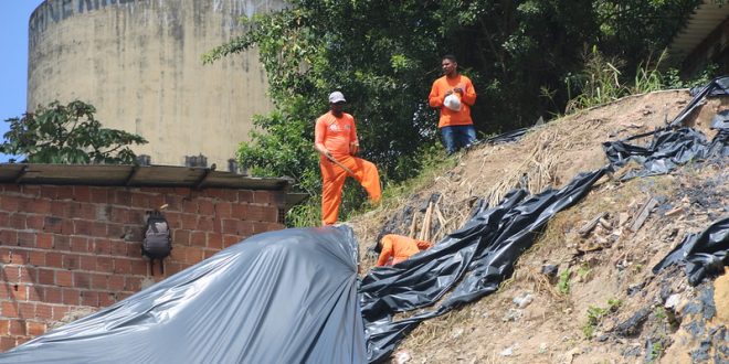 barreiras-de-aguas-compridas-recebem-servicos-da-defesa-civil-de-olinda