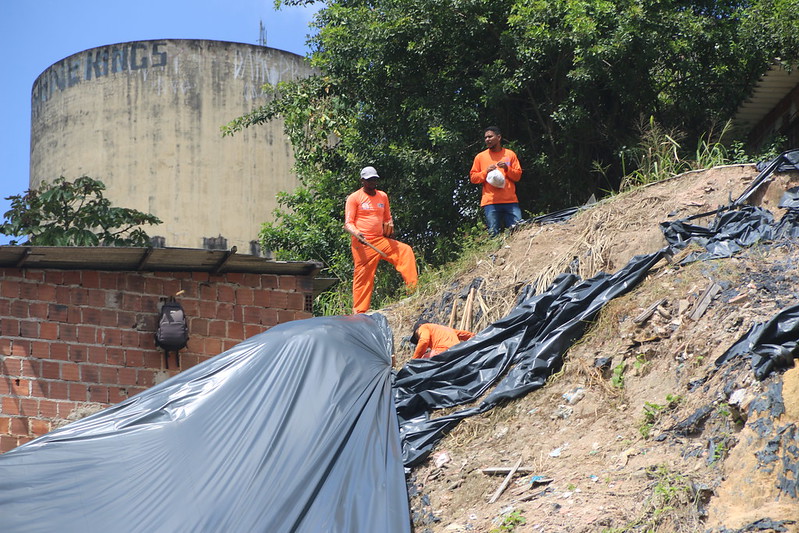 barreiras-de-aguas-compridas-recebem-servicos-da-defesa-civil-de-olinda