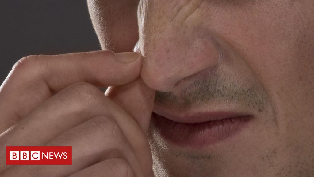 profissionais-de-saude-que-cutucam-o-nariz-tem-maior-chance-de-contrair-covid,-diz-estudo