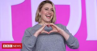 greta-gerwig:-a-diretora-que-levou-‘barbie’-a-atingir-us$-1-bi-em-bilheteria