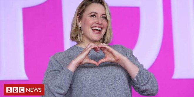 greta-gerwig:-a-diretora-que-levou-‘barbie’-a-atingir-us$-1-bi-em-bilheteria