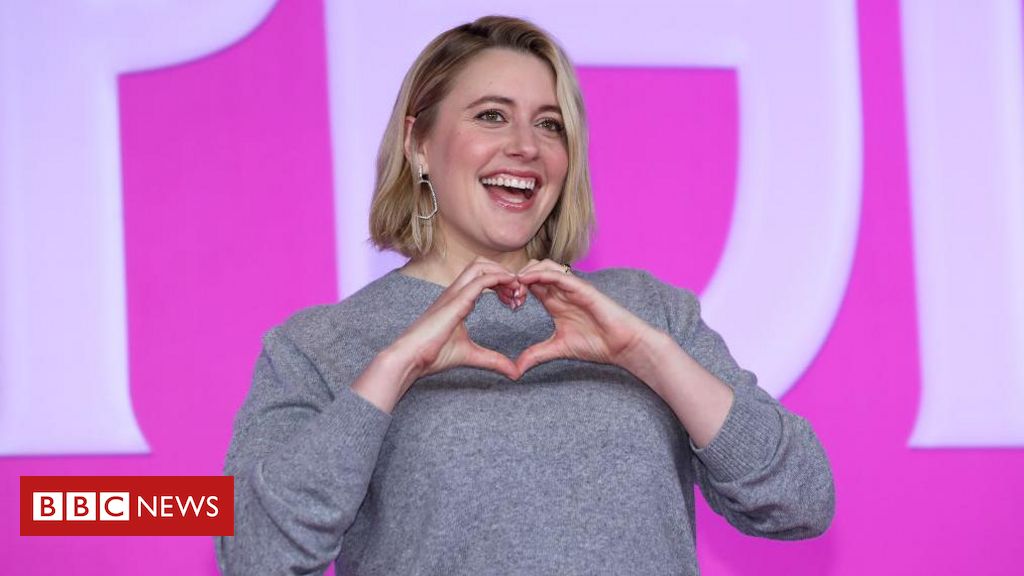 greta-gerwig:-a-diretora-que-levou-‘barbie’-a-atingir-us$-1-bi-em-bilheteria