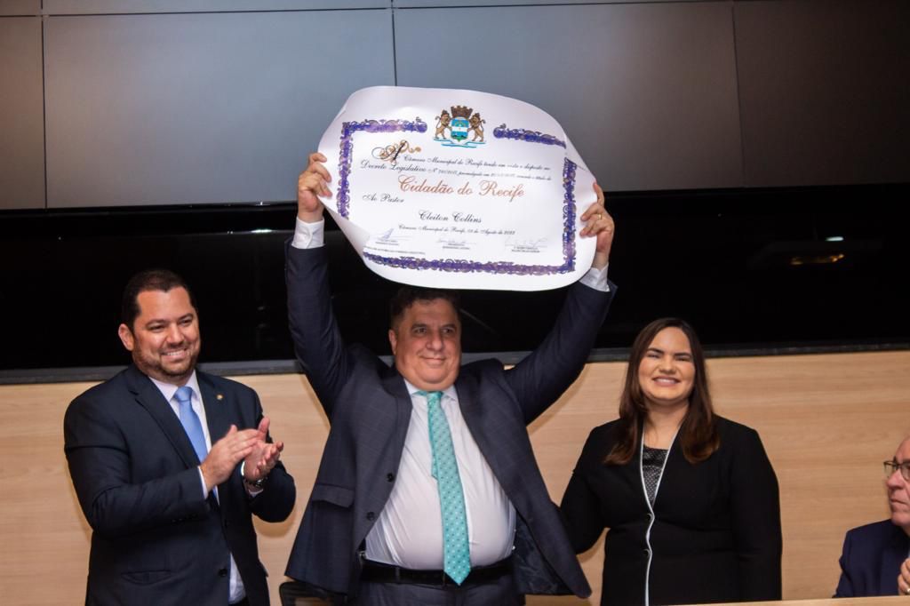 em-solenidade-marcada-pela-emocao,-pastor-cleiton-collins-recebe-titulo-de-cidadao-do-recife