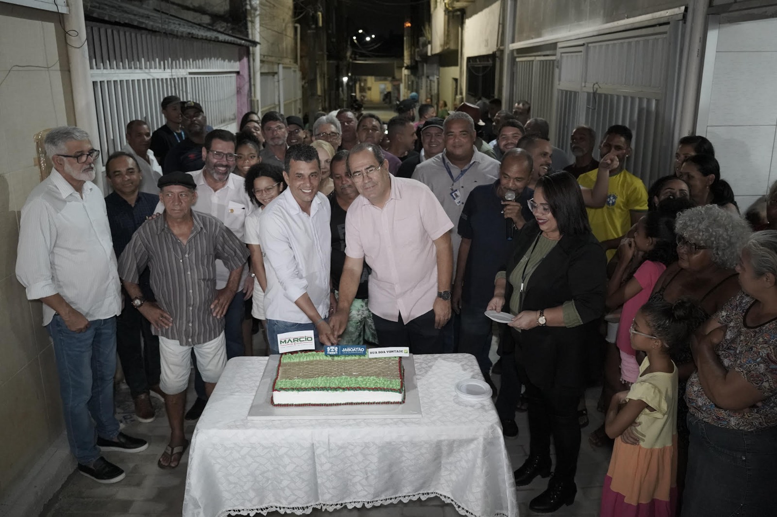 mano-medeiros-entrega-rua-e-anuncia-mais-cinco-obras-no-curado-iv