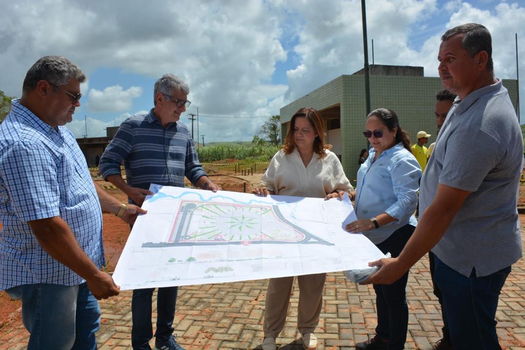 prefeita-celia-sales-vistoria-retomada-das-obras-do-patio-de-eventos-do-ipojuca