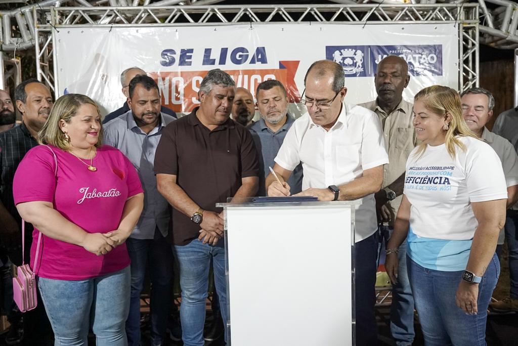prefeito-mano-da-ordem-de-servico-de-pavimentacao-em-ruas-de-barra-de-jangada