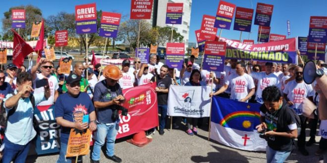 metroviarios-de-pernambuco-fazem-primeira-greve-do-governo-lula-com-protesto-na-frente-do-palacio-do-governo