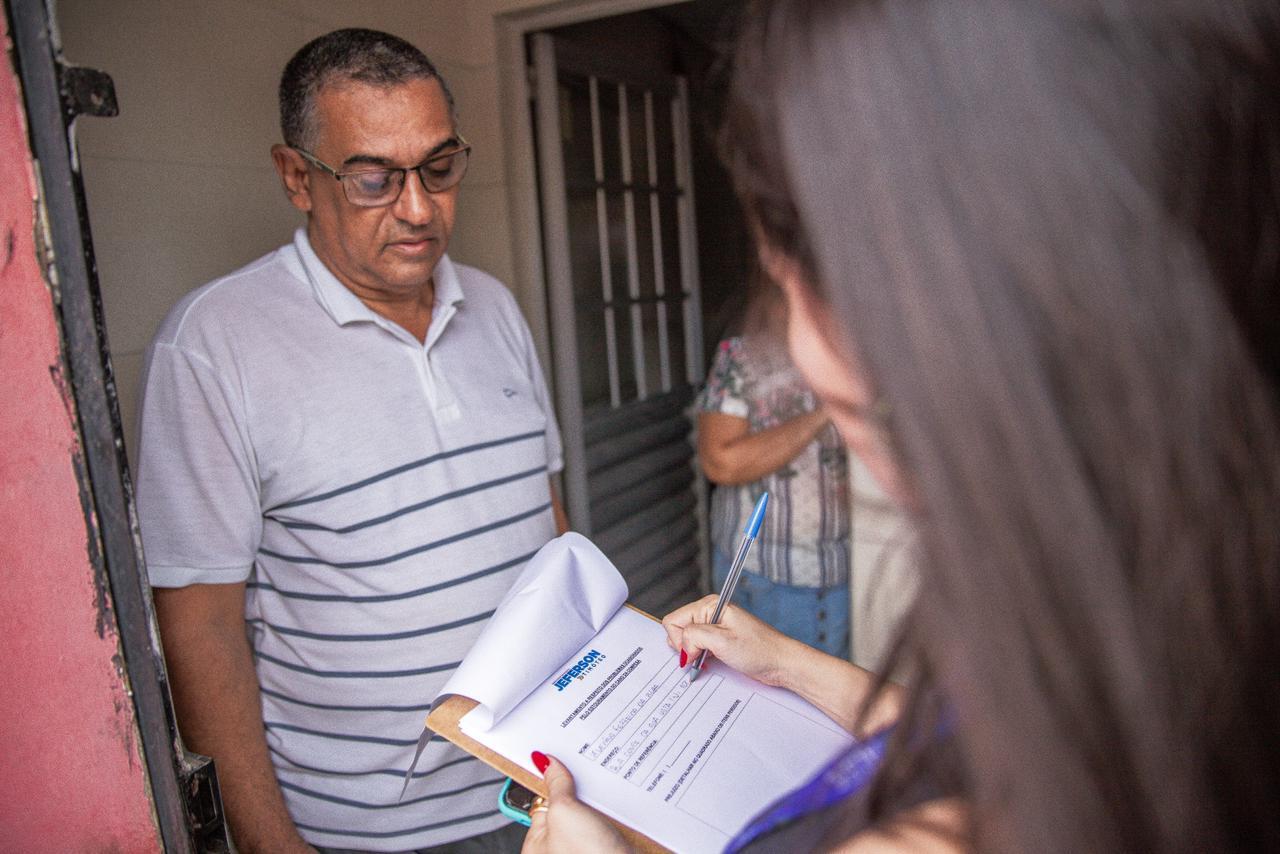 equipe-do-gabinete-de-jeferson-timoteo-visita-local-afetado-por-cano-estourado-pela-compesa,-em-pontezinha