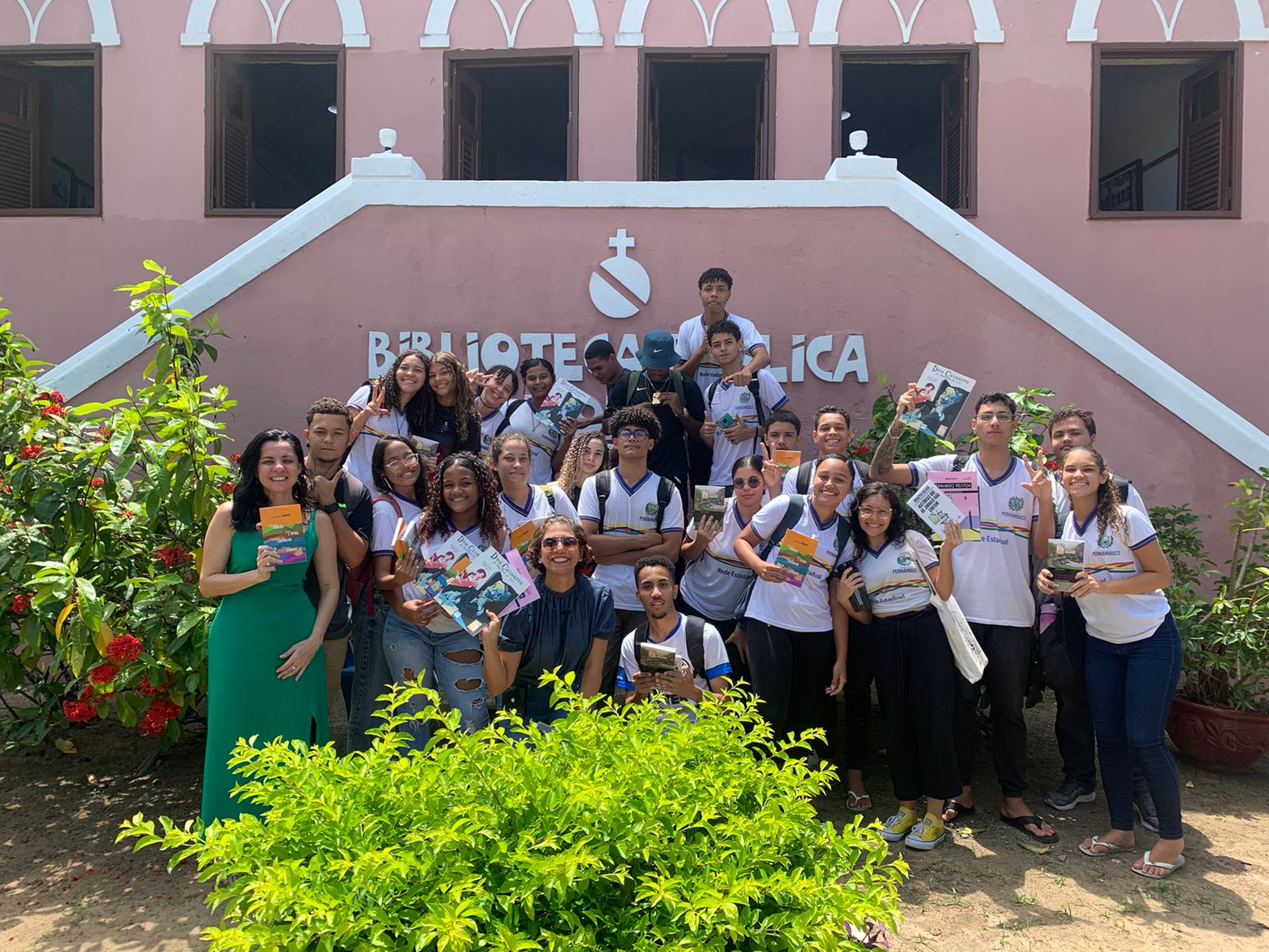 biblioteca-publica-de-olinda-recebe-estudantes-da-rede-estadual-de-ensino