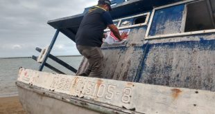 prefeitura-de-olinda-notifica-dois-barcos-abandonados-na-areia-e-convoca-proprietarios-para-remocao