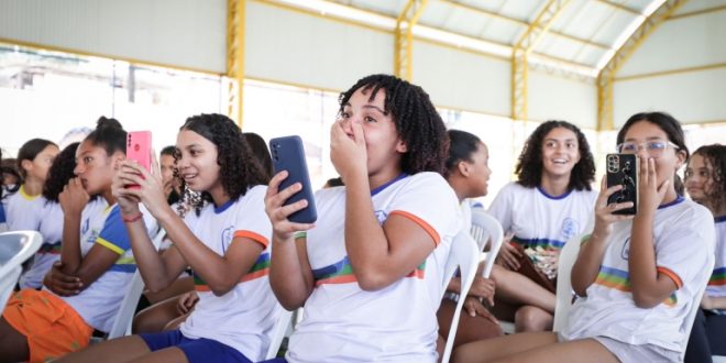 atletas-da-selecao-masculina-de-volei-visitam-estudantes-da-escola-municipal-karla-patricia