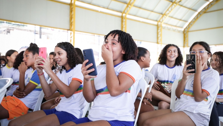 atletas-da-selecao-masculina-de-volei-visitam-estudantes-da-escola-municipal-karla-patricia