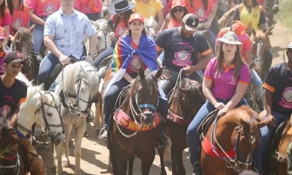 envolta-numa-bela-bandeira-de-pernambuco,-priscila-krause-participa-da-terceira-edicao-da-cavalgada-feminina-em-saloa