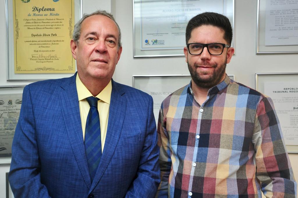 alvaro-porto-firma-parceria-com-dr.-romao,-pre-candidato-a-prefeito-de-correntes