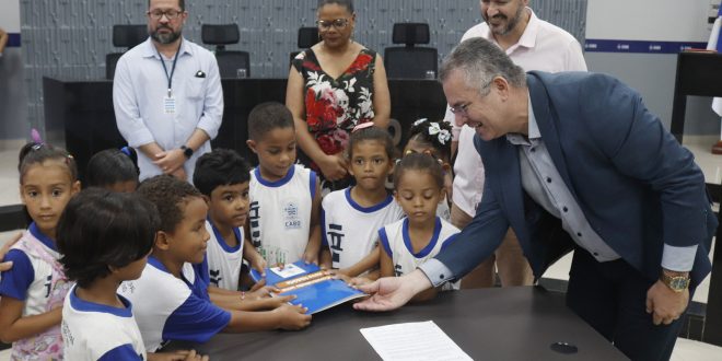 criancas-entregam-projeto-de-lei-do-plano-municipal-da-primeira-infancia-aos-vereadores-do-cabo