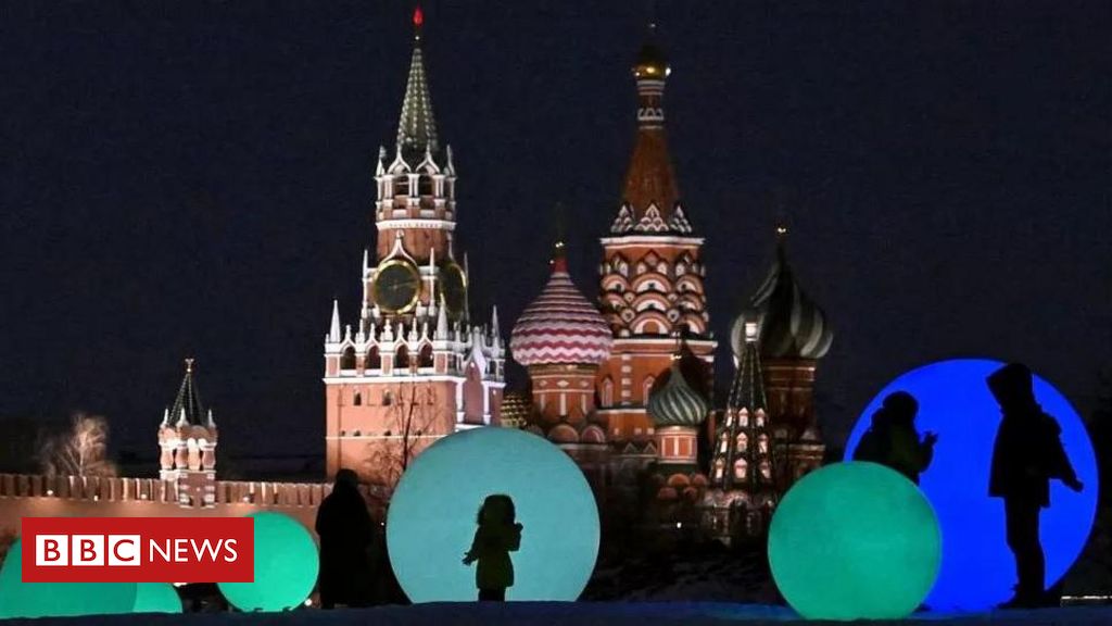 patriotismo-e-nervos-a-flor-da-pele:-a-vida-em-moscou-apos-18-meses-de-guerra-na-ucrania