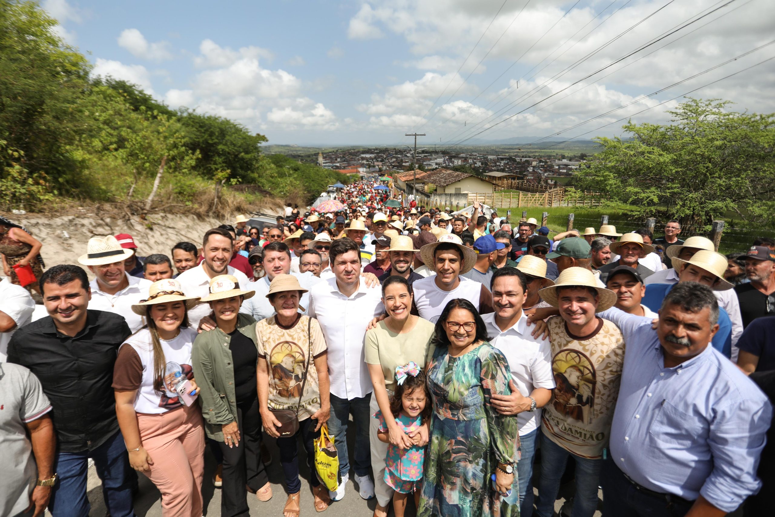em-sao-joaquim-do-monte,-raquel-lyra-prestigia-a-30a-edicao-da-romaria-de-frei-damiao