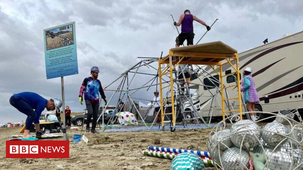 burning-man:-o-que-acontece-agora-com-72-mil-ilhados-por-lama-no-meio-do-deserto