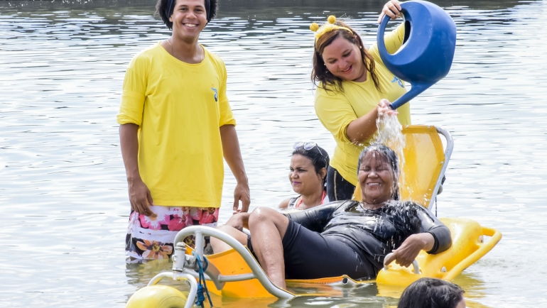projeto-praia-sem-barreiras-oferece-banho-de-mar-assistido-em-boa-viagem-no-feriado-de-7-de-setembro