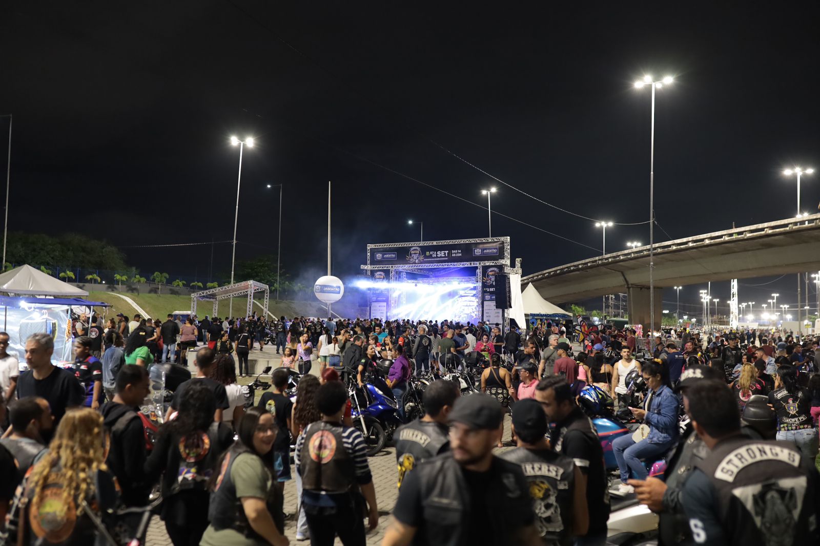 shows,-motoclubes-e-exposicao-de-carros-foram-destaques-no-primeiro-dia-do-jaboatao-motor-fest