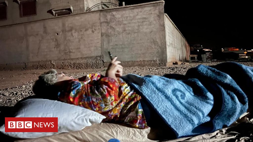 ‘peguei-meu-colchao-e-dormi-fora-do-hotel,-no-deserto’,-diz-brasileira-apos-terremoto-no-marrocos