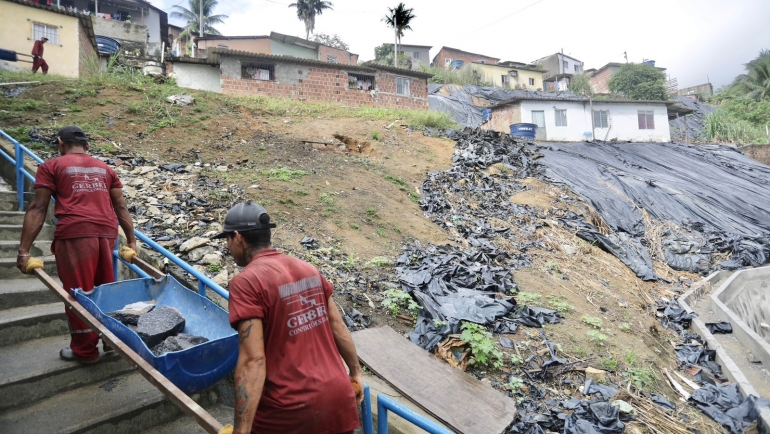 prefeitura-do-recife-realiza-vistoria-em-obra-de-encosta-em-dois-unidos