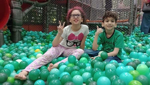 alicia-e-victor-lins-sao-convidados-para-uma-aventura-jurassica-no-parque-dino-escape