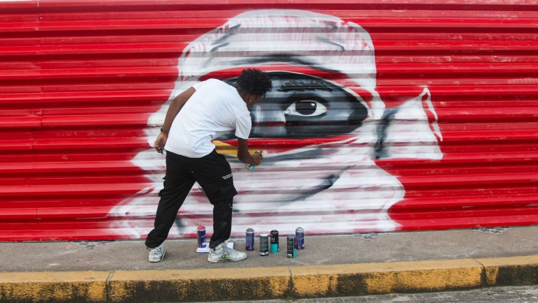 tapume-da-ponte-princesa-isabel-vira-tela-para-o-artista-afro’g