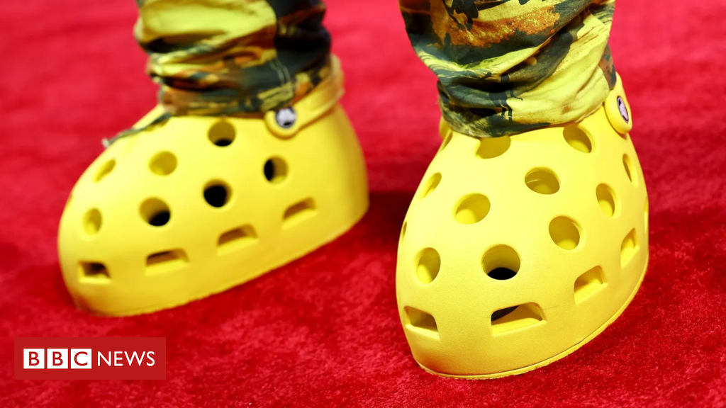 sapatos-gigantes:-a-surpreendente-tendencia-que-conquistou-passarelas-em-2023