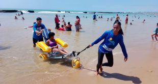 prefeitura-do-recife-promove-banho-de-mar-assistido-para-criancas-com-deficiencia