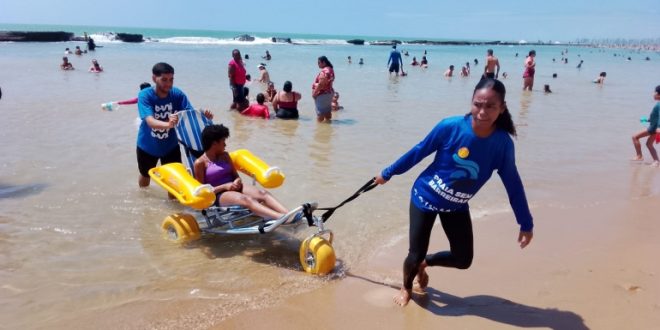 prefeitura-do-recife-promove-banho-de-mar-assistido-para-criancas-com-deficiencia