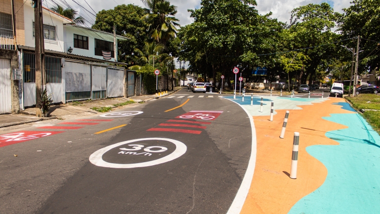 cttu-implanta-nova-ciclofaixa-e-area-de-transito-calmo-em-casa-amarela