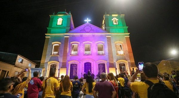 igreja-matriz-de-santo-amaro-ganha-iluminacao-especial-para-a-proxima-festa-do-padroeiro.-tema-do-evento-tambem-foi-divulgado