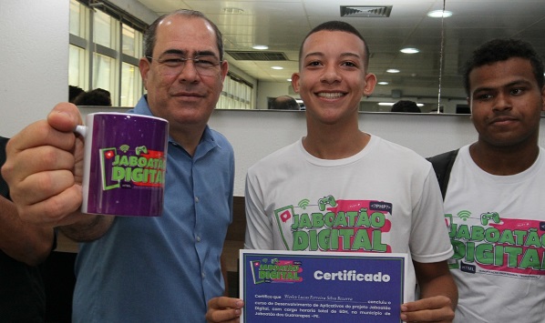 jovens-que-participaram-do-primeiro-curso-jaboatao-digital-recebem-certificados-do-prefeito-mano-medeiros