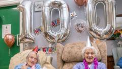 gemeas-identicas-comemoram-aniversario-de-100-anos-juntas-na-inglaterra