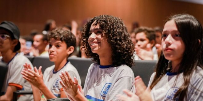 prefeitura-premia-estudantes-vencedores-da-olimpiada-de-matematica-do-recife