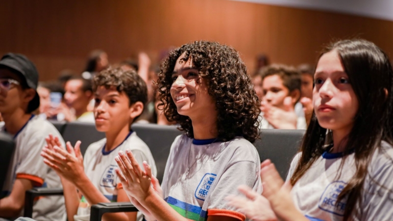 prefeitura-premia-estudantes-vencedores-da-olimpiada-de-matematica-do-recife