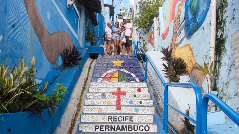 renovacao-dos-mosaicos-da-ladeira-do-apique-tem-atraido-muitos-fieis-na-119a-festa-do-morro-da-conceicao