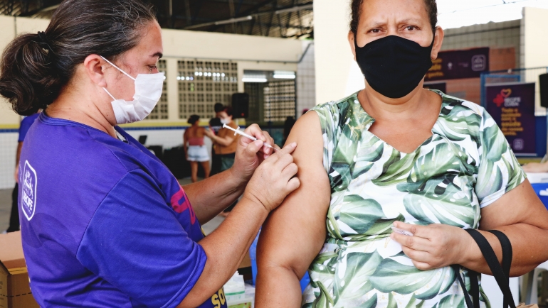 prefeitura-do-recife-inicia-aplicacao-do-reforco-da-vacina-bivalente-para-novo-publico