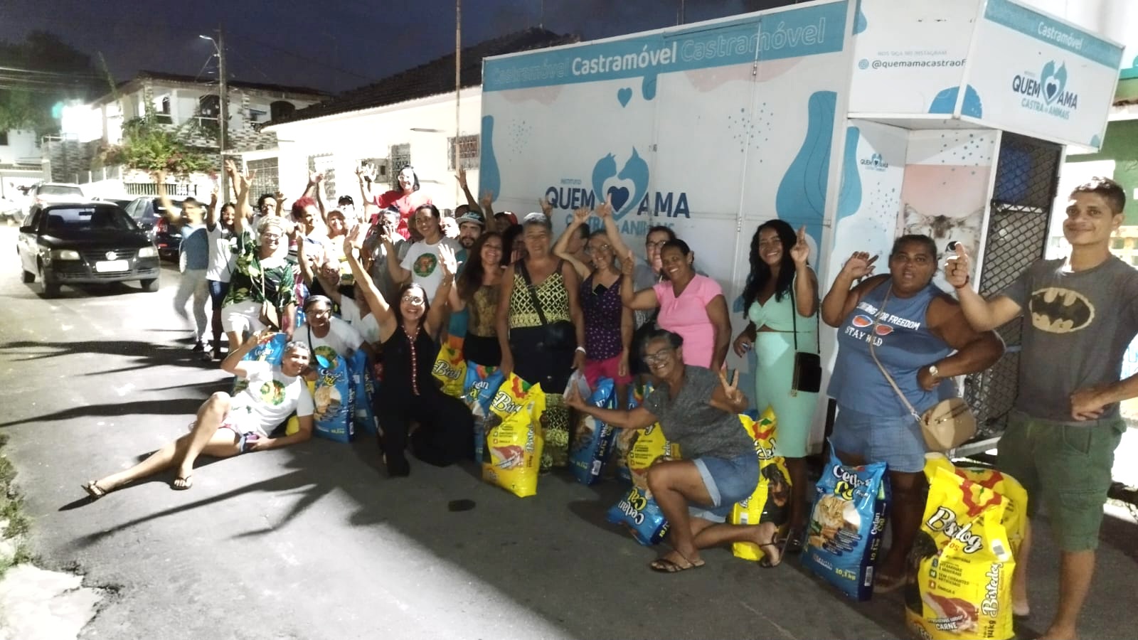no-cabo,-instituto-quem-ama-castra-os-animais-doa-racao-para-40-protetores