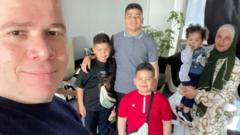 ‘vimos-explosoes-e-corpos-em-decomposicao’:-jornalista-da-bbc-relata-fuga-do-norte-de-gaza-com-familia
