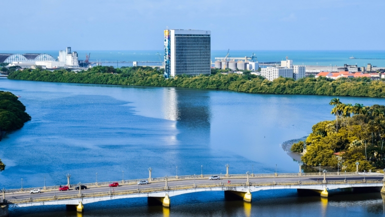 em-novembro,-recife-cria-quase-60%-dos-empregos-com-carteira-assinada-em-pernambuco