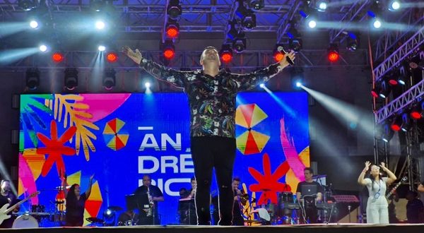 video:-andre-rio-transforma-a-orla-de-candeias-em-um-grande-bloco-carnavalesco-e-contagia-publico-com-a-energia-do-carnaval-que-se-aproxima