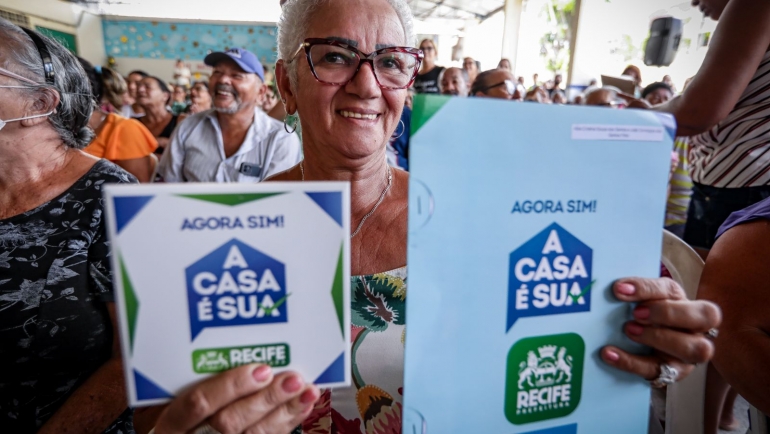a-casa-e-sua:-moradores-de-vila-uniao-recebem-titulos-de-propriedade