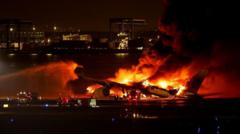‘aviao-ardia-como-o-inferno’:-os-relatos-de-passageiros-que-fugiram-de-aeronave-em-chamas-no-japao