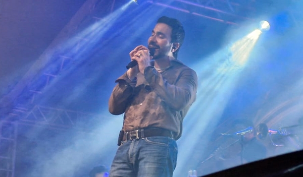 video:-multidao-prestigia-show-do-padre-fabio-de-melo-na-abertura-da-426a-festa-de-santo-amaro-no-centro-de-jaboatao